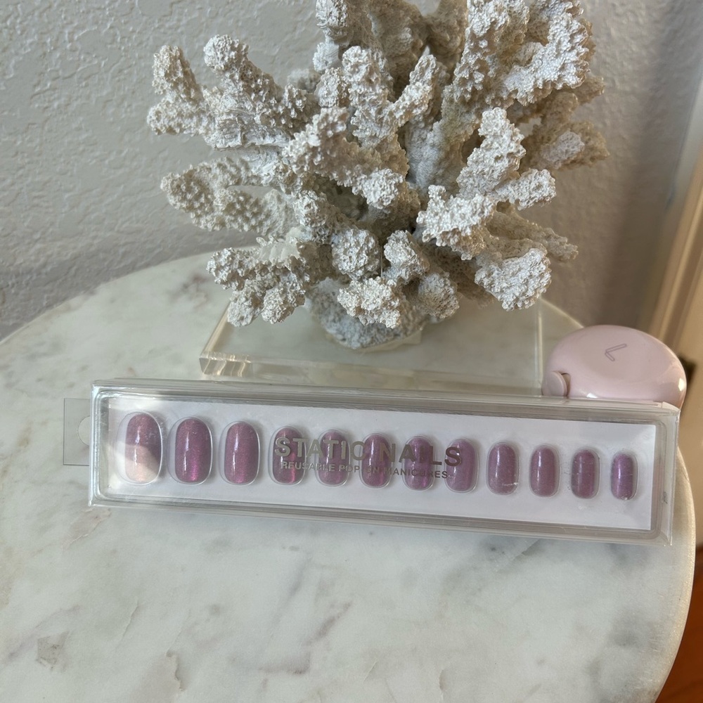 Static Stylish Pink Press-On Nails in Iridescent Purple